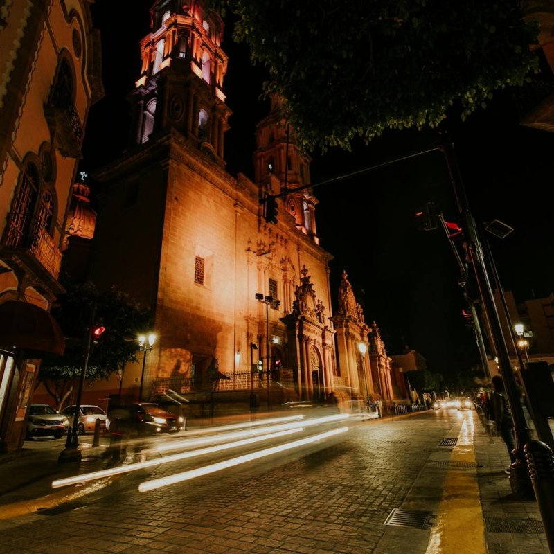 Stunning night view of cathedral in León, Mexico captured under city lights.